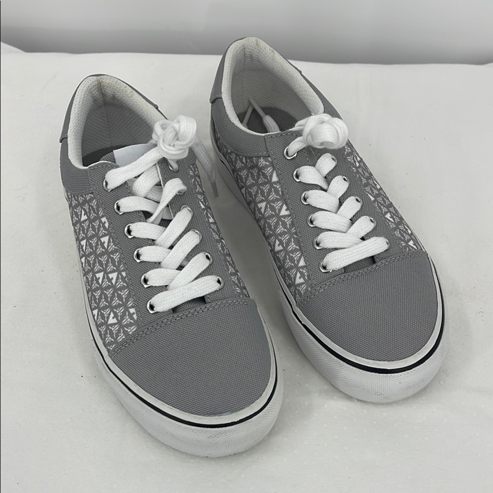 AIRWALK WOMENS SIZE 6 Gray and White Low-Top Sneakers